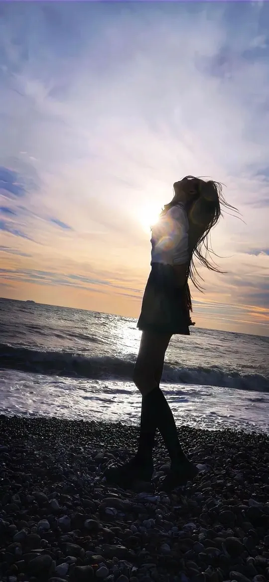 海边日落少女仰望天空剪影手机壁纸