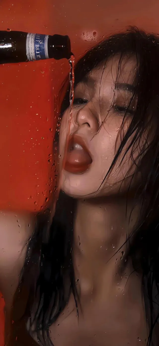 女性倒啤酒湿发特写微醺氛围人物手机壁纸