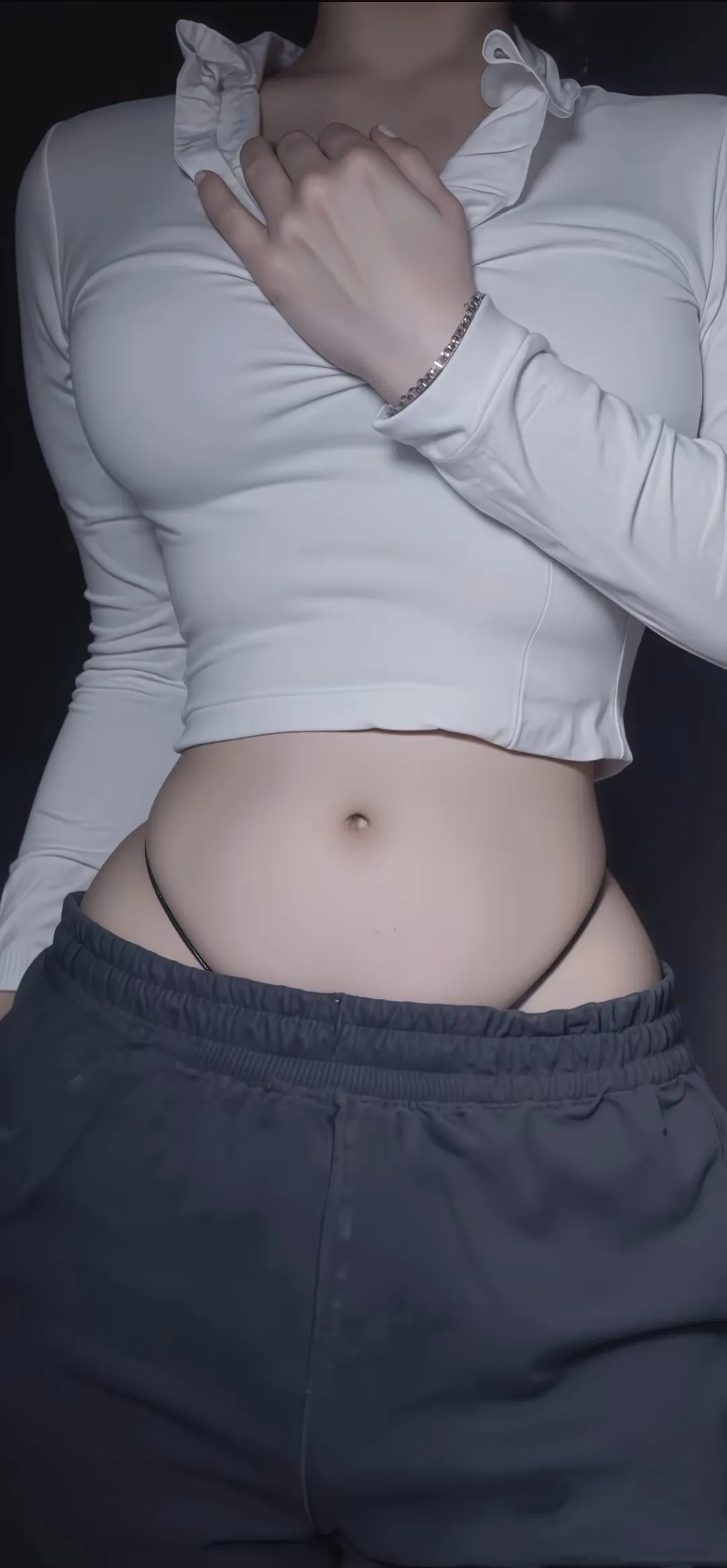 白色露脐紧身衣细腰身材美女手机壁纸