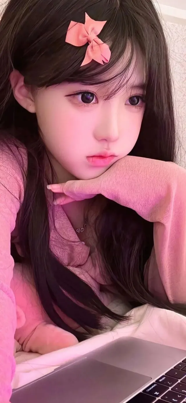粉色蝴蝶结美女托腮特写摄影手机壁纸