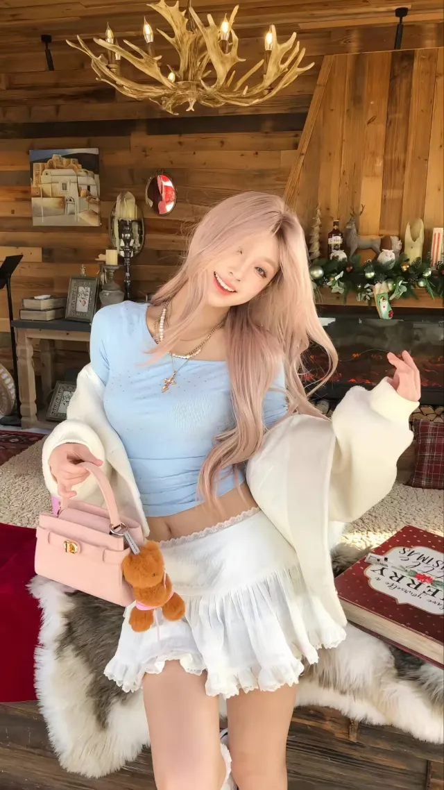 粉发浅蓝衣木屋壁炉甜美美女人物手机壁纸