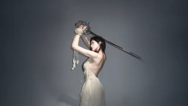 白裙女性持西洋剑举过头顶优雅战斗姿态人物电脑壁纸