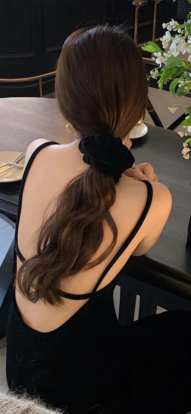 优雅女性背影黑色丝绒发圈时尚穿搭手机壁纸
