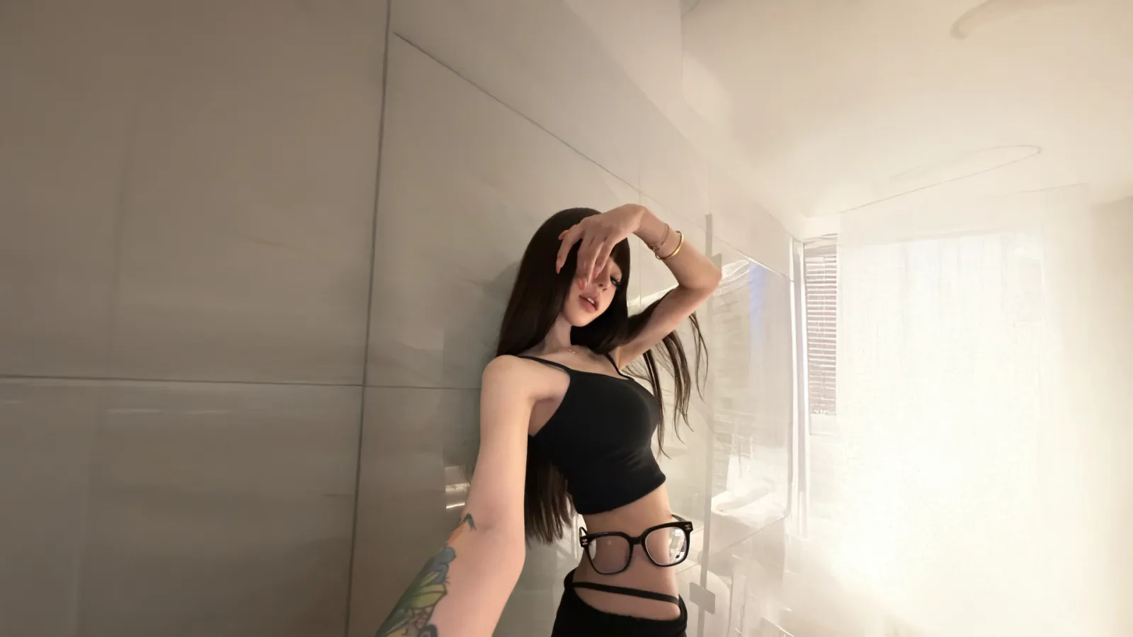 黑色吊带美女室内自拍眼镜挂胸时尚人物电脑壁纸