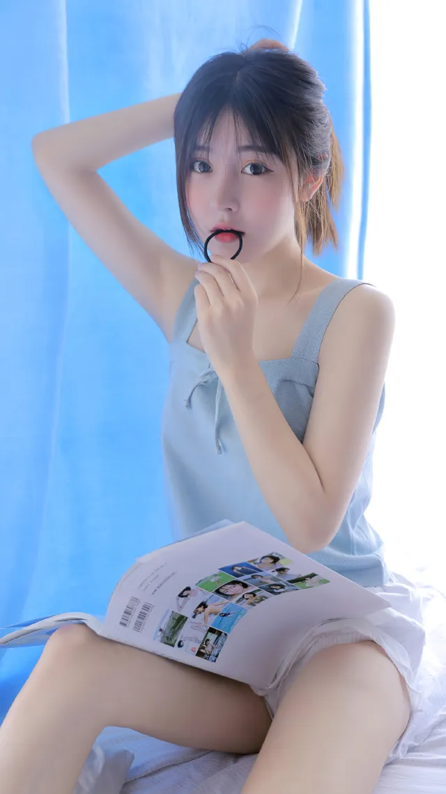 短发女浅蓝吊带美女手机壁纸
