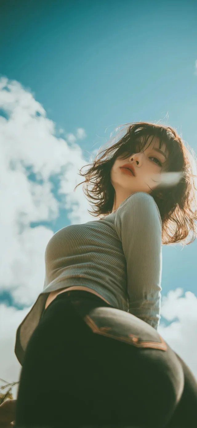 仰拍蓝天白云下短发美女灰衣户外人物手机壁纸