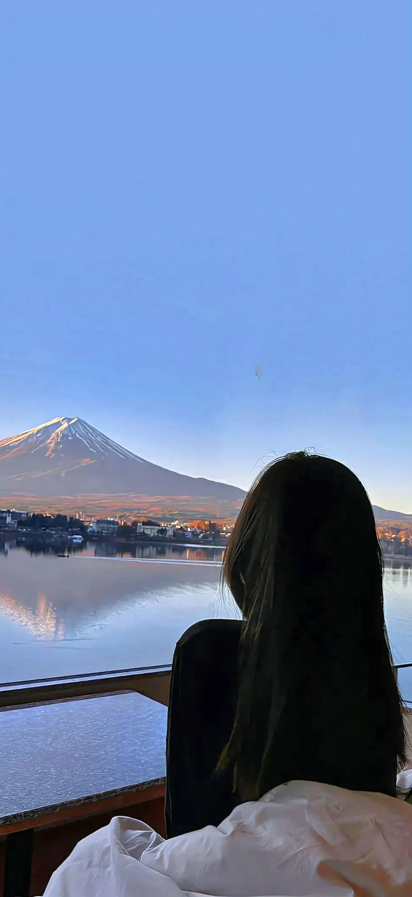 窗前富士山雪顶湖景与长发女生背影风景手机壁纸