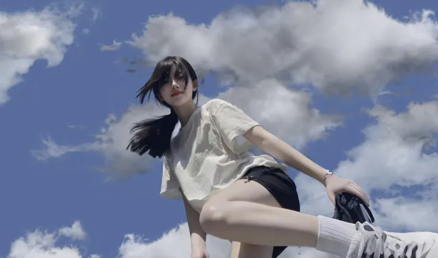 蓝天白云仰拍马尾运动清新人像摄影美女电脑壁纸