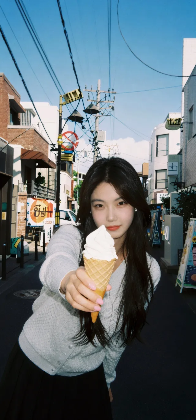 街拍递甜筒灰开衫百褶裙甜美美女手机壁纸