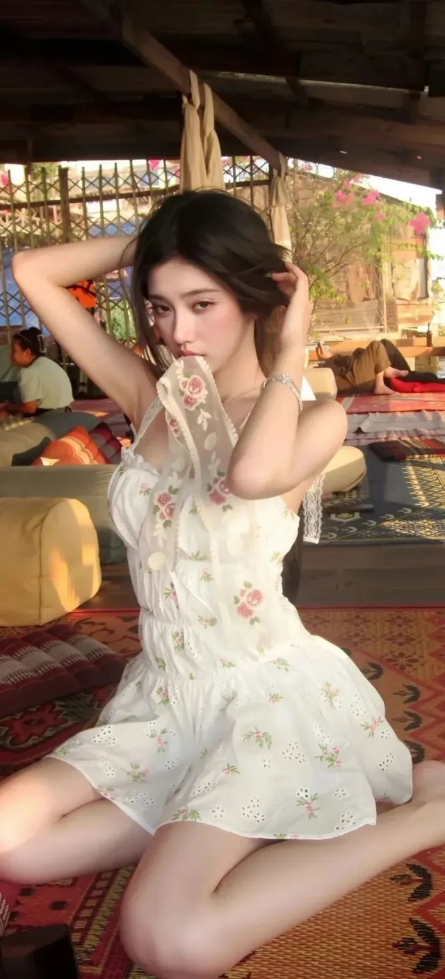 碎花裙女子休闲场景手机壁纸