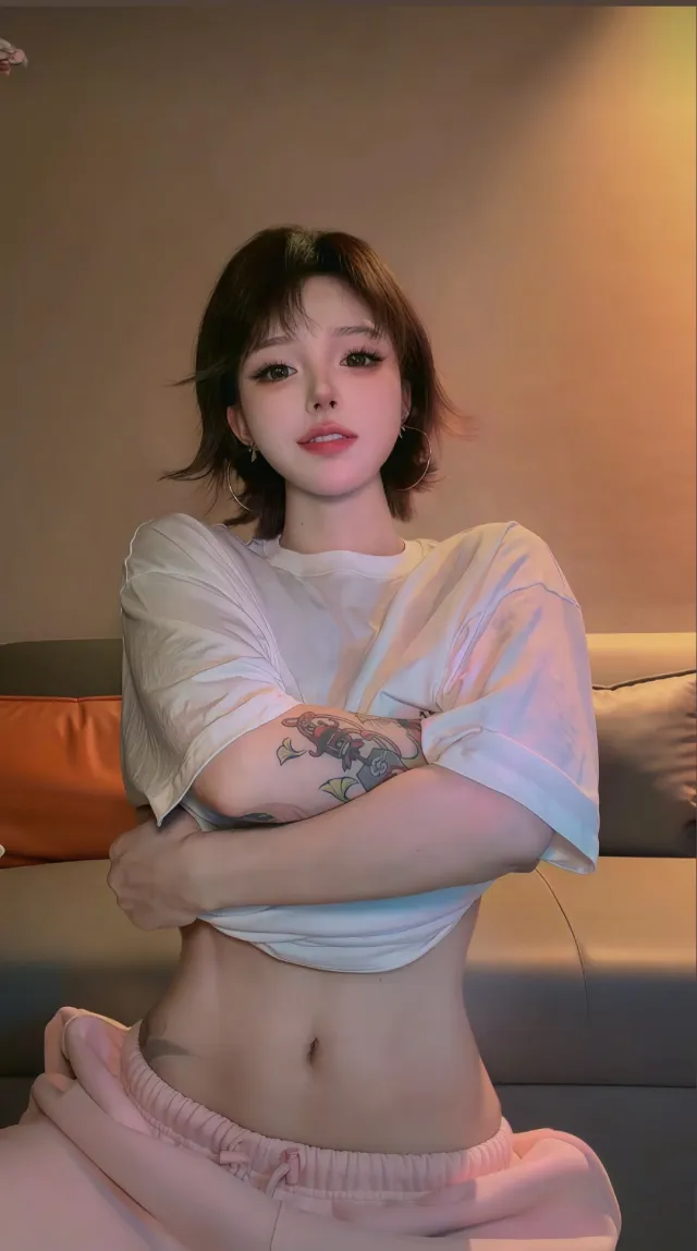 短发少女白色露脐上衣粉色运动裤交叉手臂人物手机壁纸