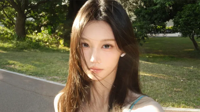 长发女生公园阳光自拍清新自然人物电脑壁纸