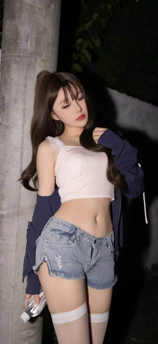 夜景水泥柱旁长发少女粉色吊带上衣牛仔短裤白袜手机壁纸