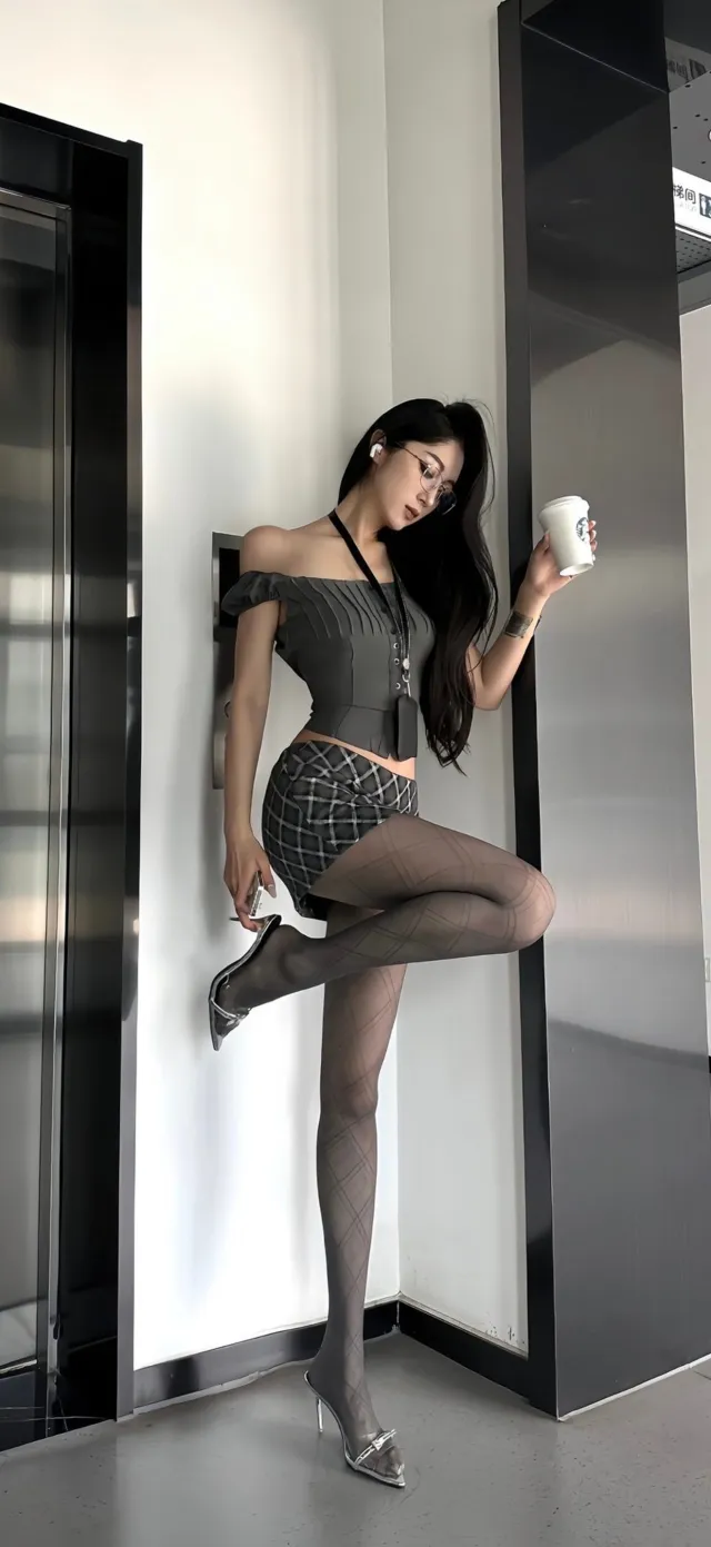 电梯间提鞋格裙咖啡美女手机壁纸