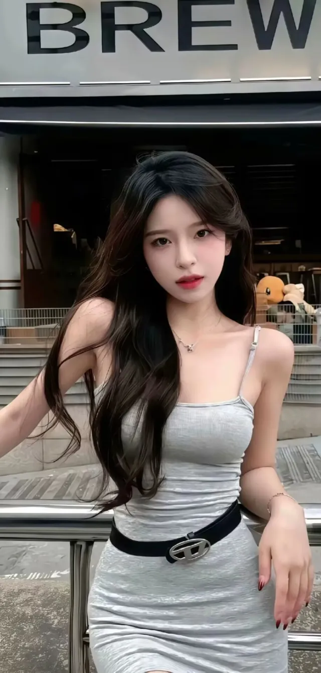 长发美女灰色吊带裙黑色腰带户外街景时尚人物手机壁纸
