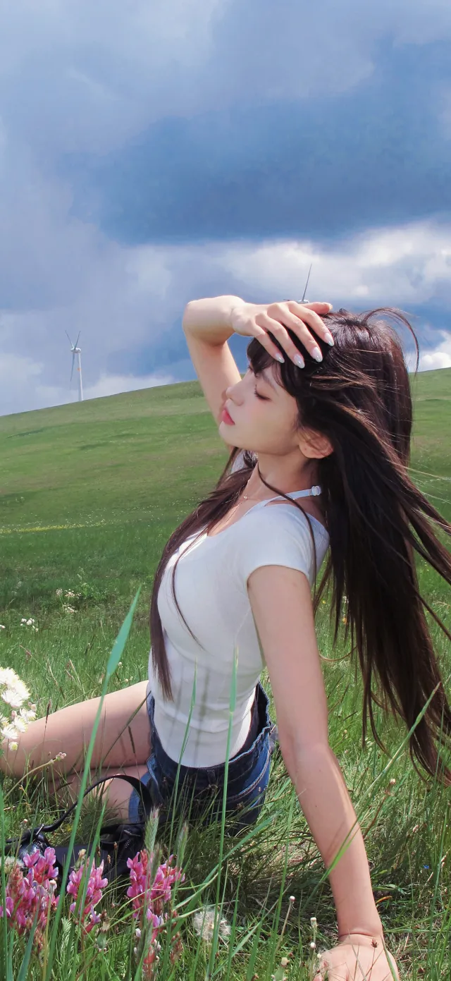 草原风车下美女闭眼享受自然清新人物摄影手机壁纸