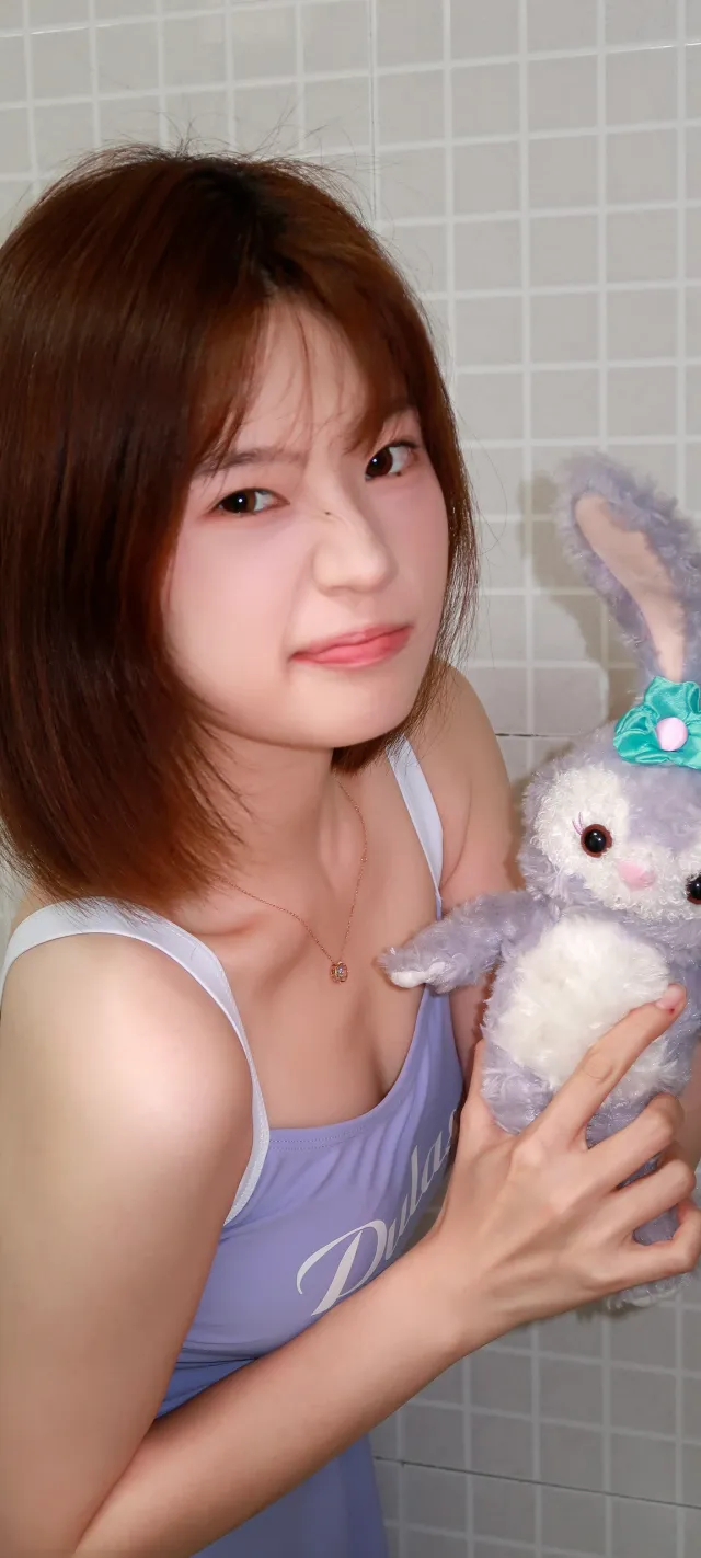 星黛露玩偶紫吊带甜美俏皮棕发美女人物手机壁纸