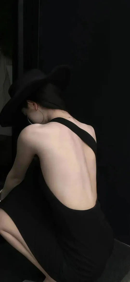 黑色宽檐帽女性背影露背装暗调写真手机壁纸