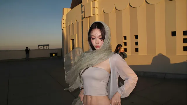 美女丝巾造型户外黄昏人像摄影电脑壁纸