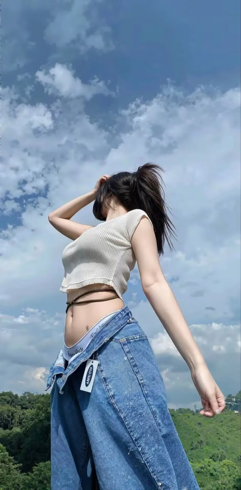 高马尾美女白背心牛仔裤户外仰拍写真手机壁纸