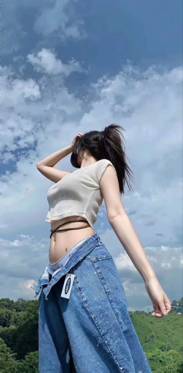 高马尾美女白背心牛仔裤户外仰拍写真手机壁纸