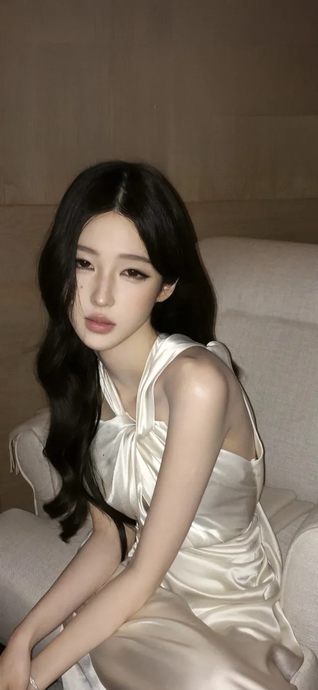 黑色长卷发美女白色挂脖丝绸裙优雅人物手机壁纸