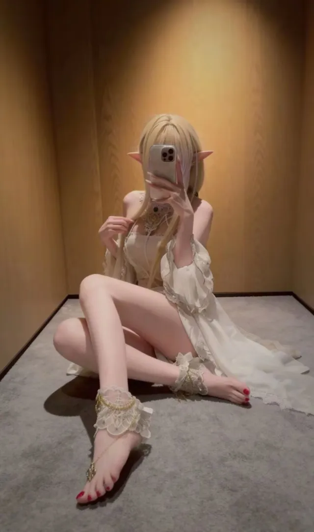 金发精灵白裙对镜自拍美女手机壁纸