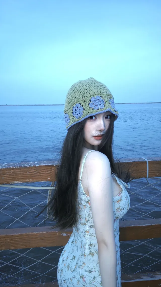 绿针织帽海边回眸清新美女手机壁纸