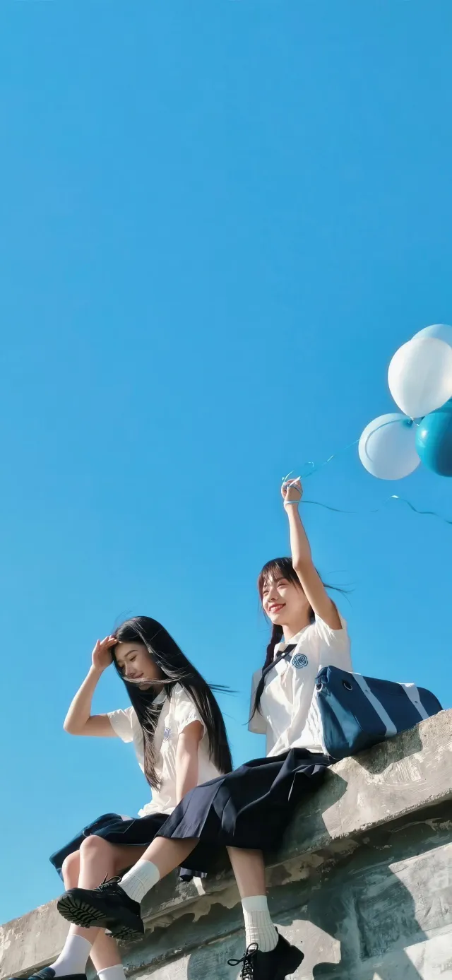 青春校园少女蓝白气球晴空坐墙手机壁纸