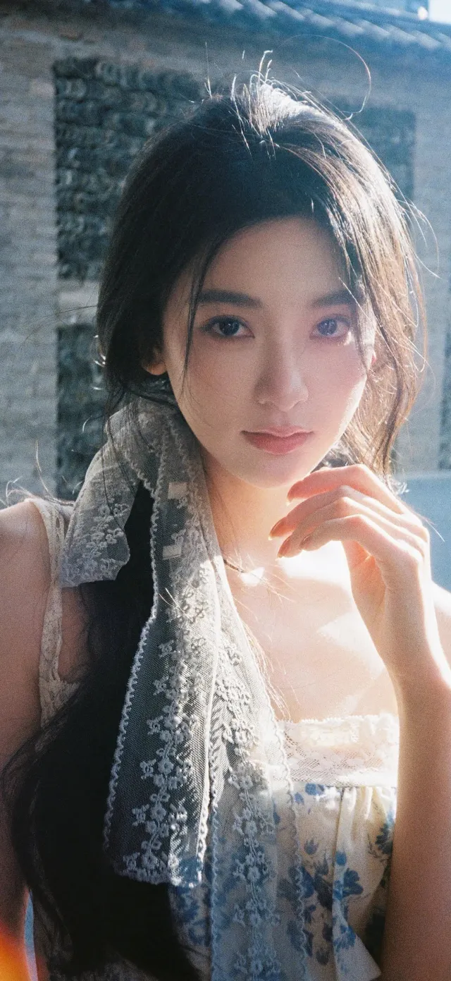 蕾丝吊带裙美女复古建筑前文艺风人物手机壁纸