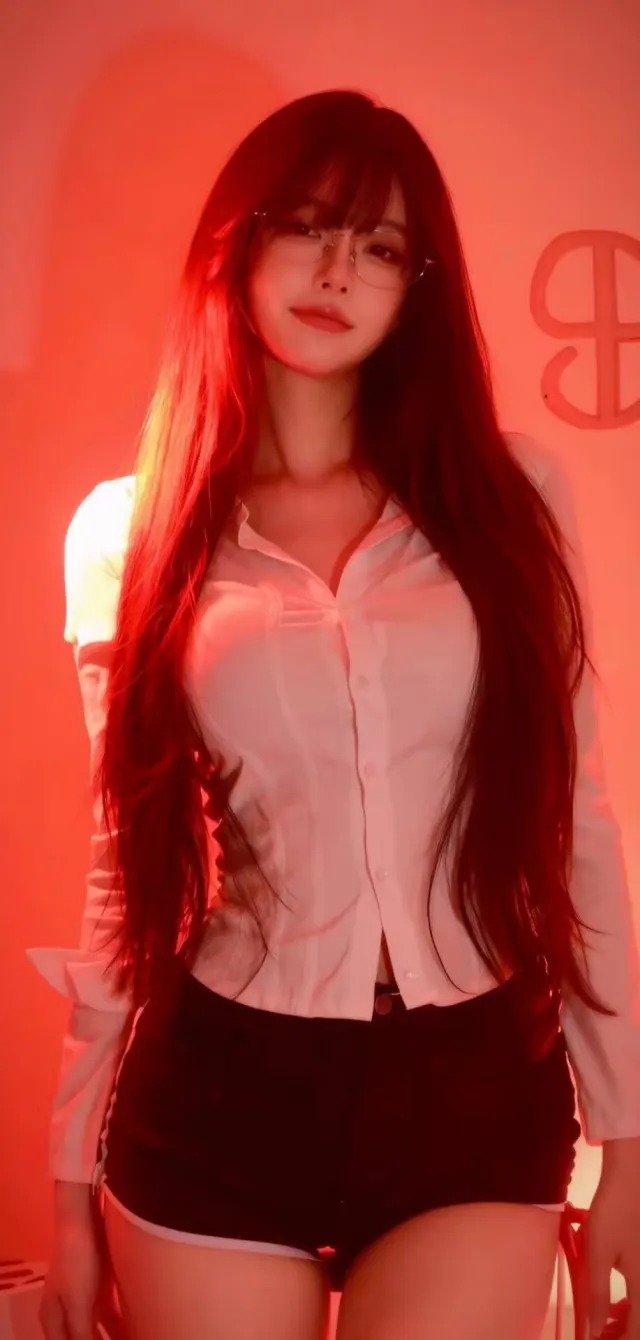 长发美女戴眼镜穿白衬衫黑短裤红背景人物手机壁纸