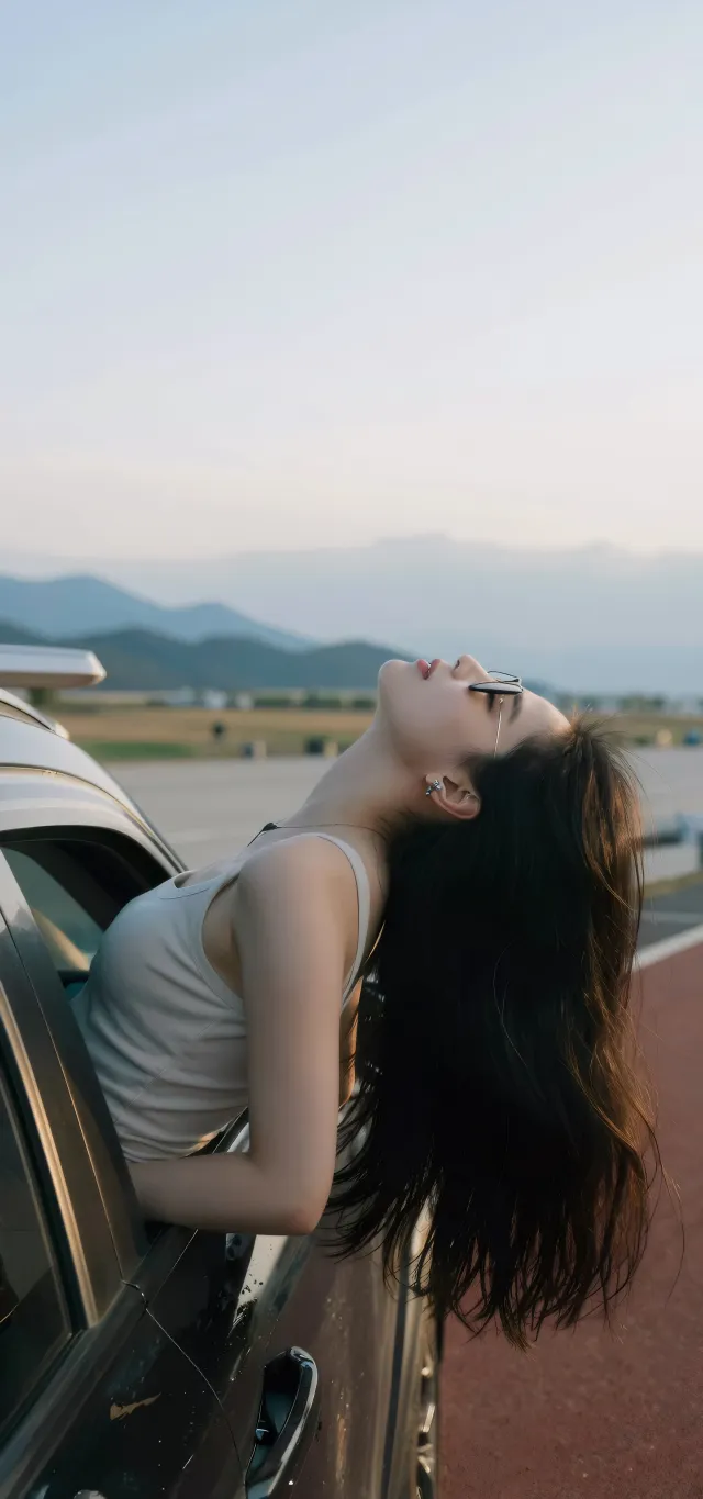 美女倚靠车窗享受山间日落风光摄影手机壁纸