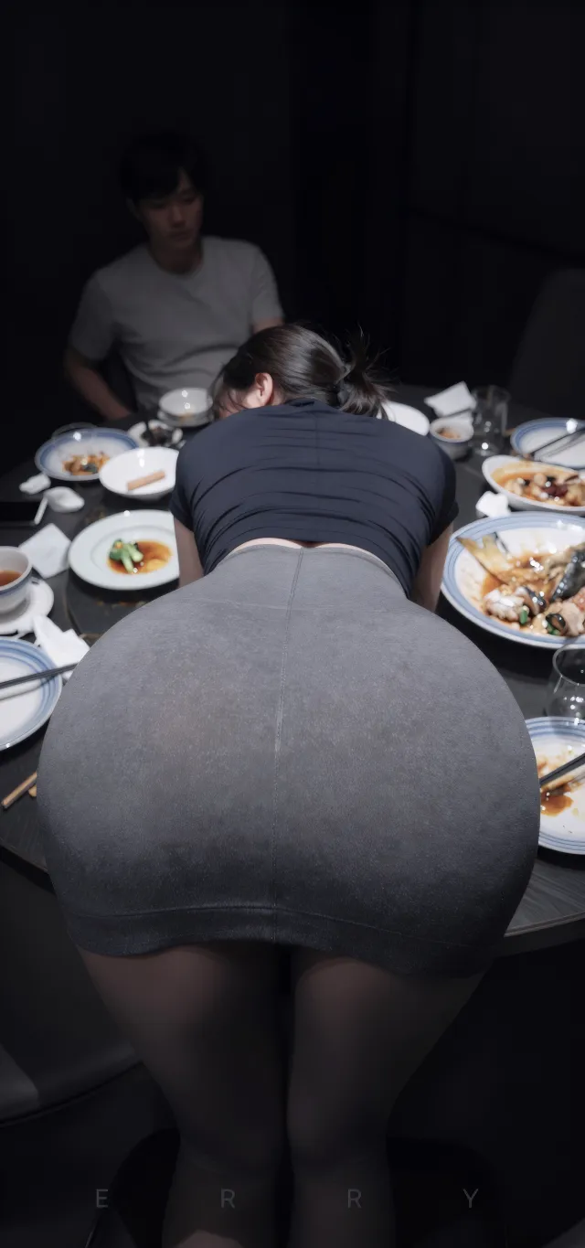 灰裙黑丝美女餐厅俯身用餐暗调氛围人物摄影手机壁纸
