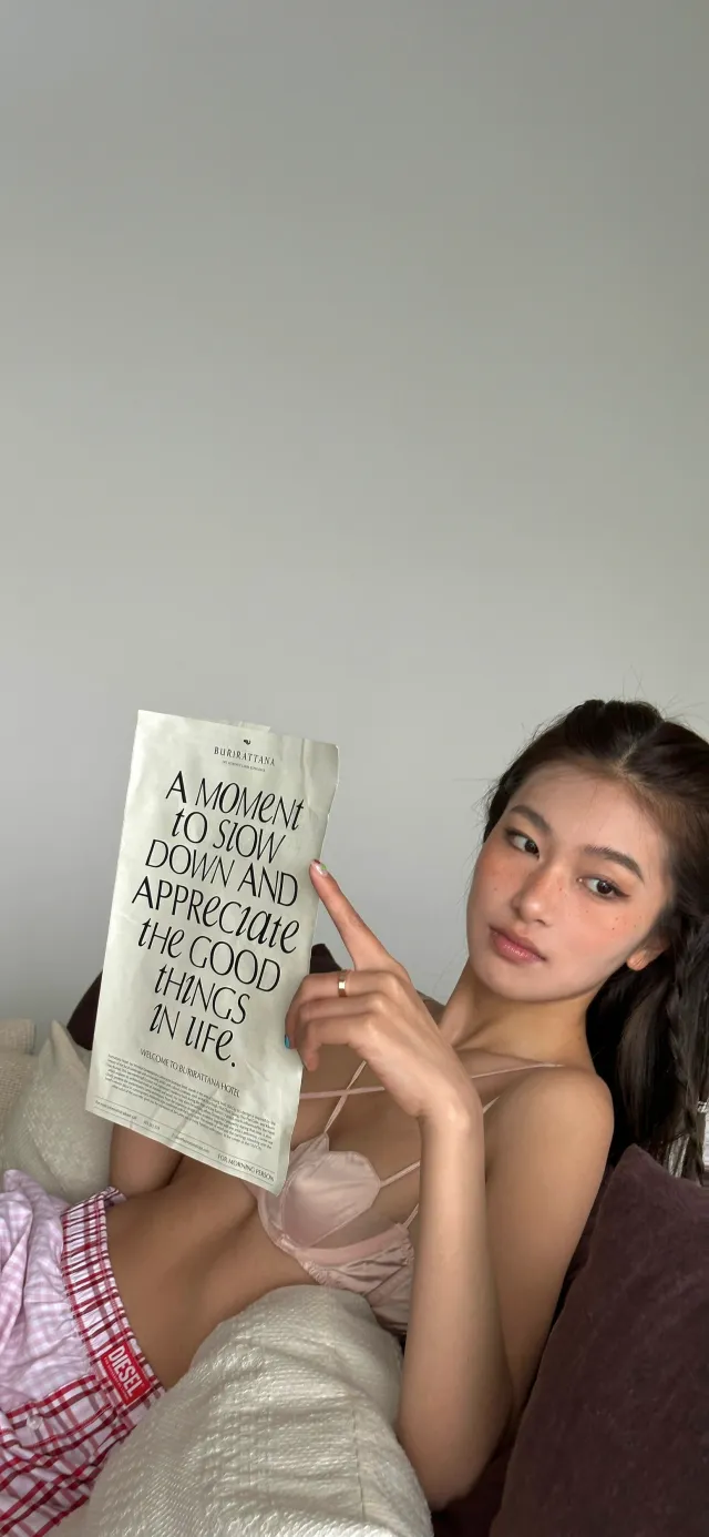 美女床上举英文标语休闲摄影手机壁纸