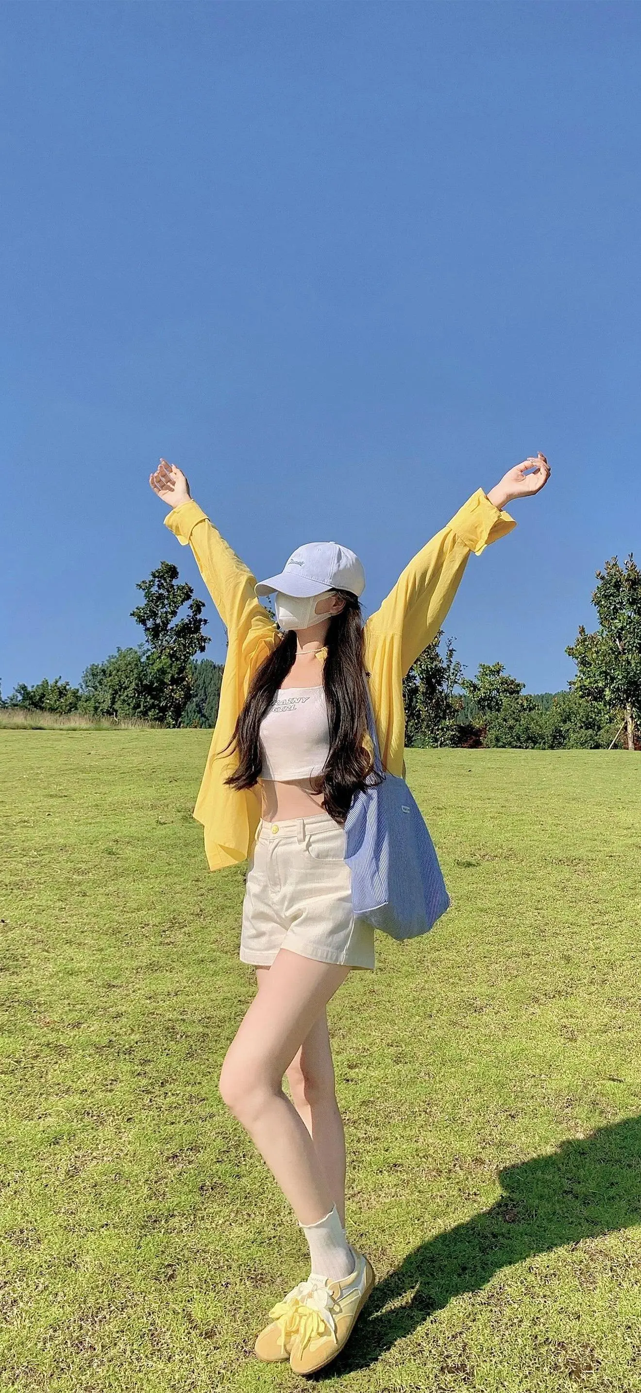 绿草地黄衬衫举臂欢呼蓝帽夏日情感文艺手机壁纸