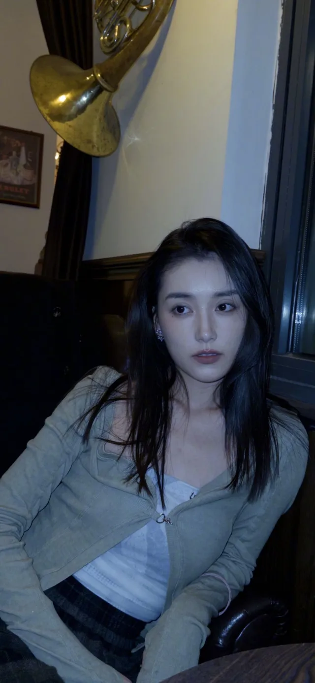 咖啡馆绿开衫长发冷淡美女手机壁纸