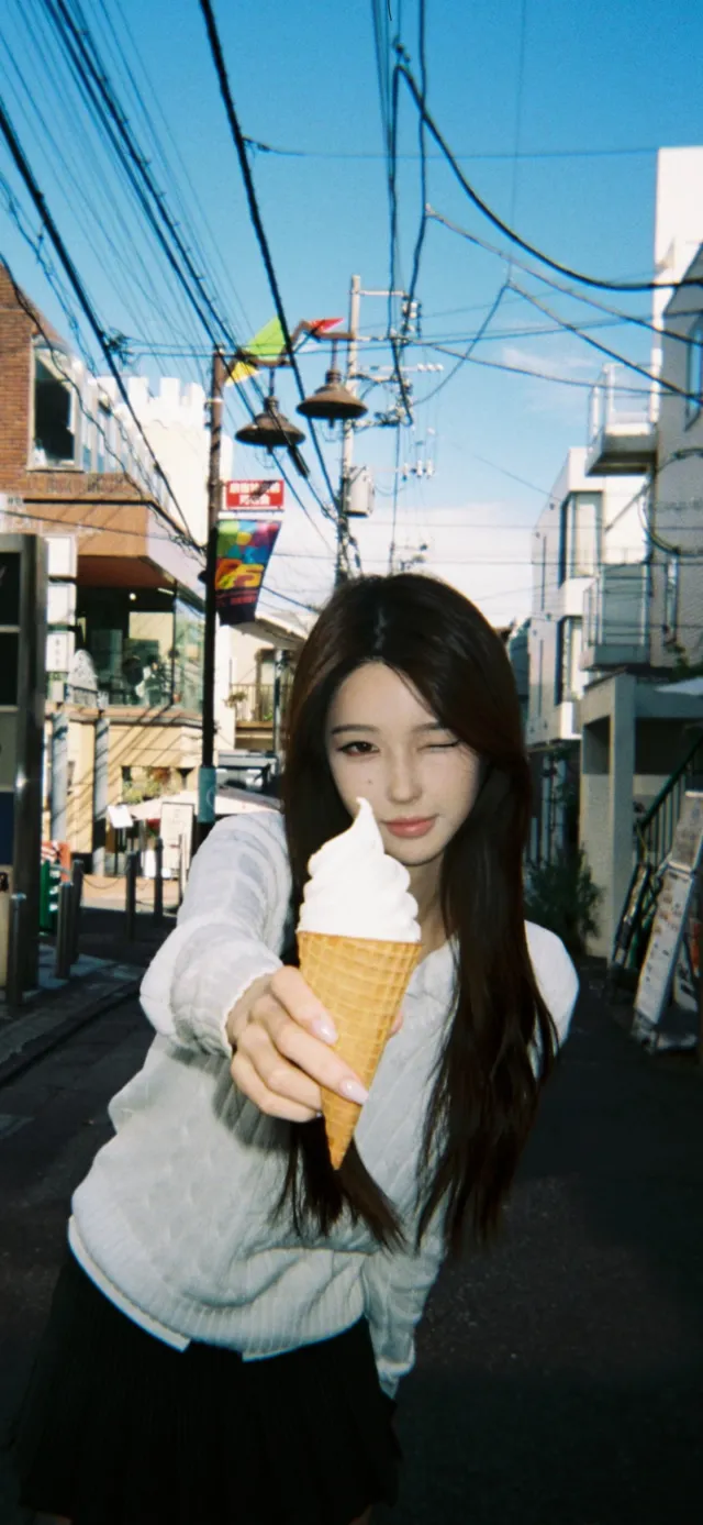 美女街头递冰淇淋胶片风人像摄影手机壁纸