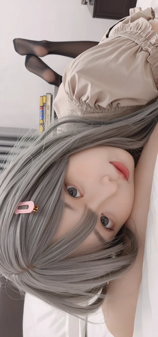 灰发美女躺卧特写人物电脑壁纸