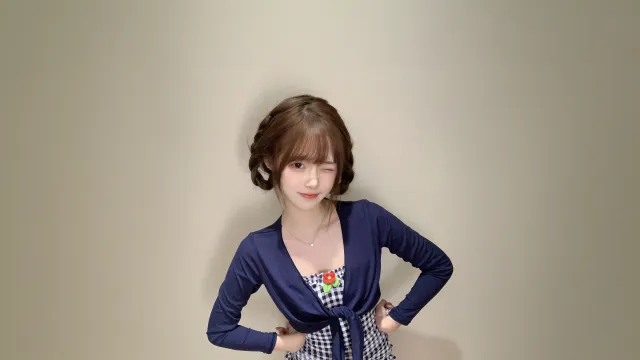 陈暖央蓝开衫格纹裙花朵装饰甜美人物电脑壁纸