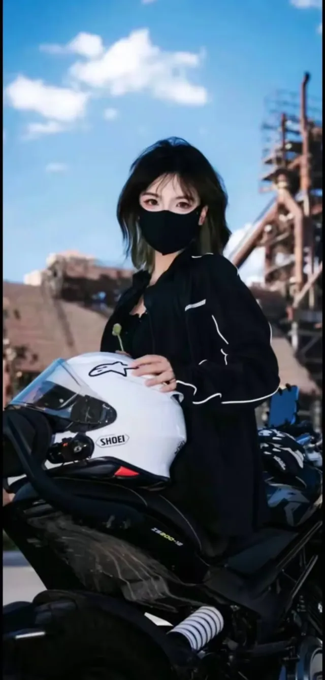 美女黑色骑行服手持头盔摩托车旁酷飒街拍人物手机壁纸
