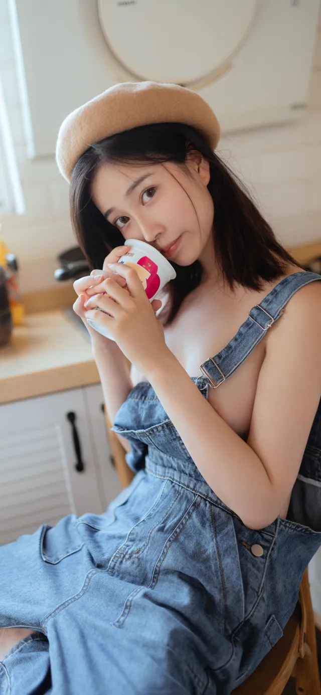 女生戴贝雷帽穿牛仔背带裤喝酸奶清新日系人物手机壁纸
