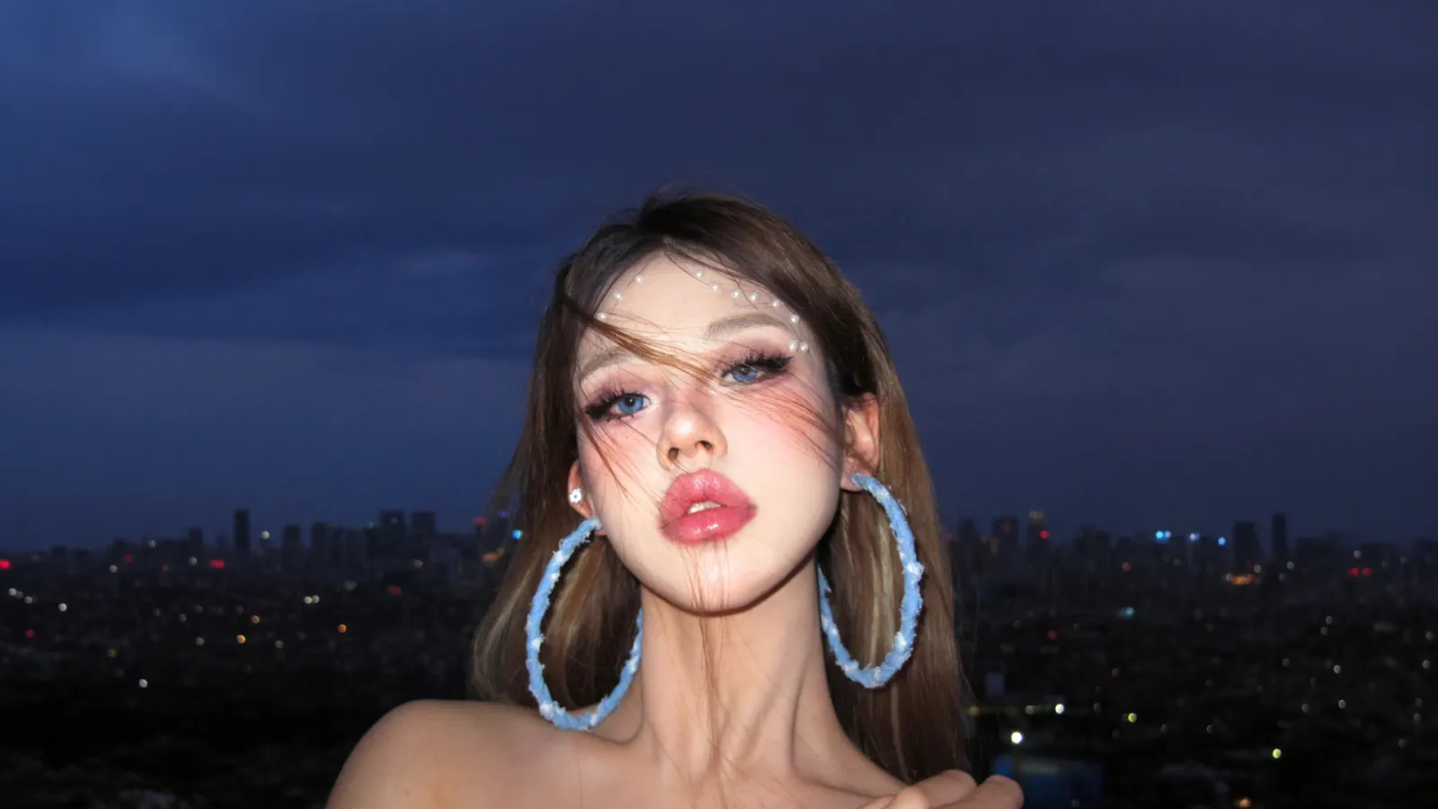 都市夜景珍珠妆容大耳环美女摄影电脑壁纸