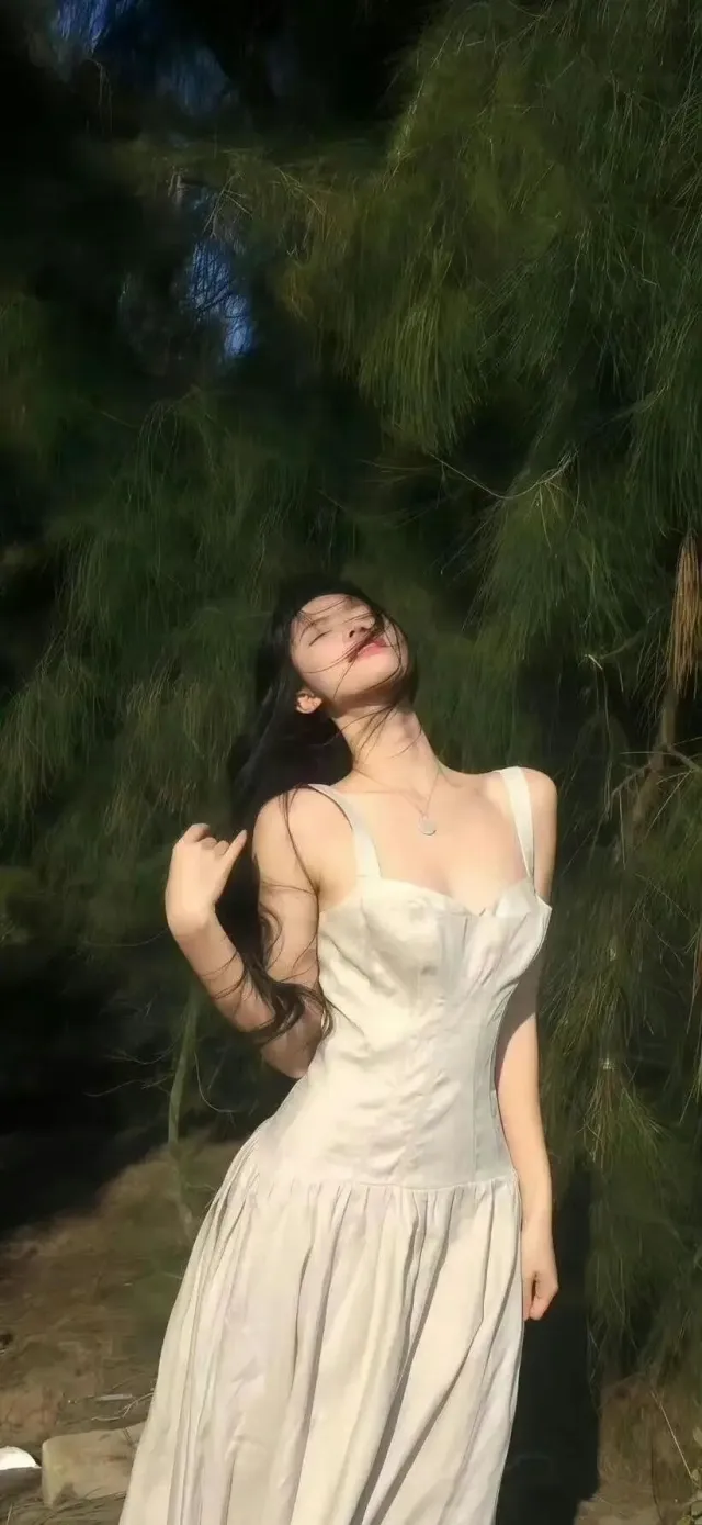 森系少女仰头闭眼微风拂发绿植背景手机壁纸