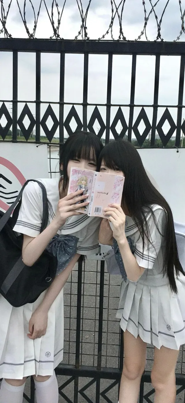日系少女校服合影粉白主调清新甜美风手机壁纸
