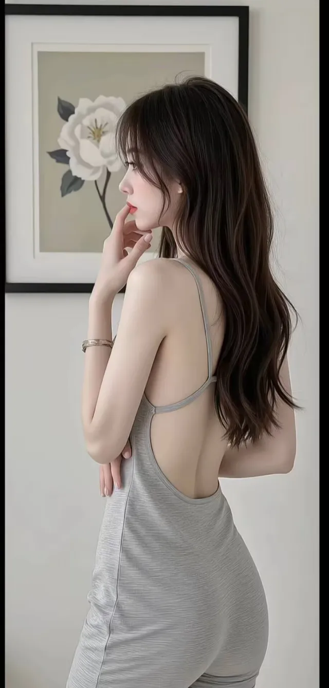 穿灰色露背裙女生侧身写真人物手机壁纸