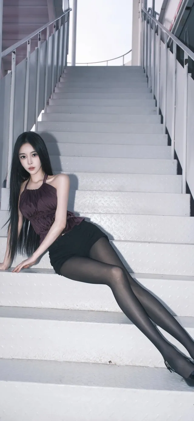 紫吊带上衣黑丝美女楼梯坐姿人物手机壁纸