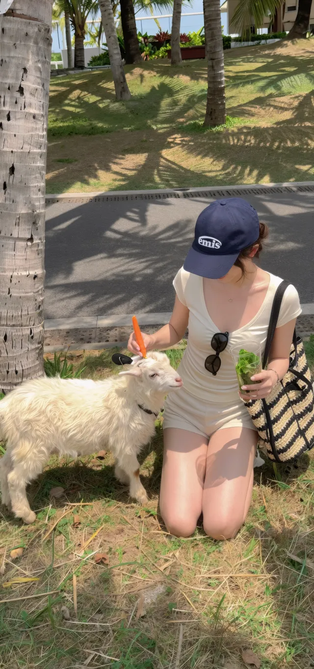 美女戴蓝帽穿米白连衣裙喂白色小羊人物手机壁纸
