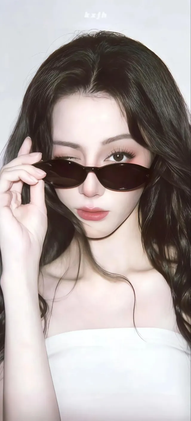 墨镜眨眼甜酷自拍风美女手机壁纸