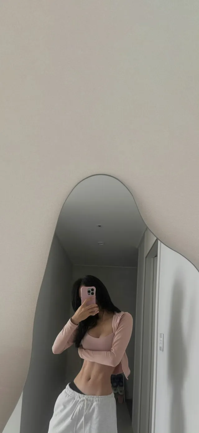 粉上衣白裤美女对镜自拍秀腹肌人物手机壁纸