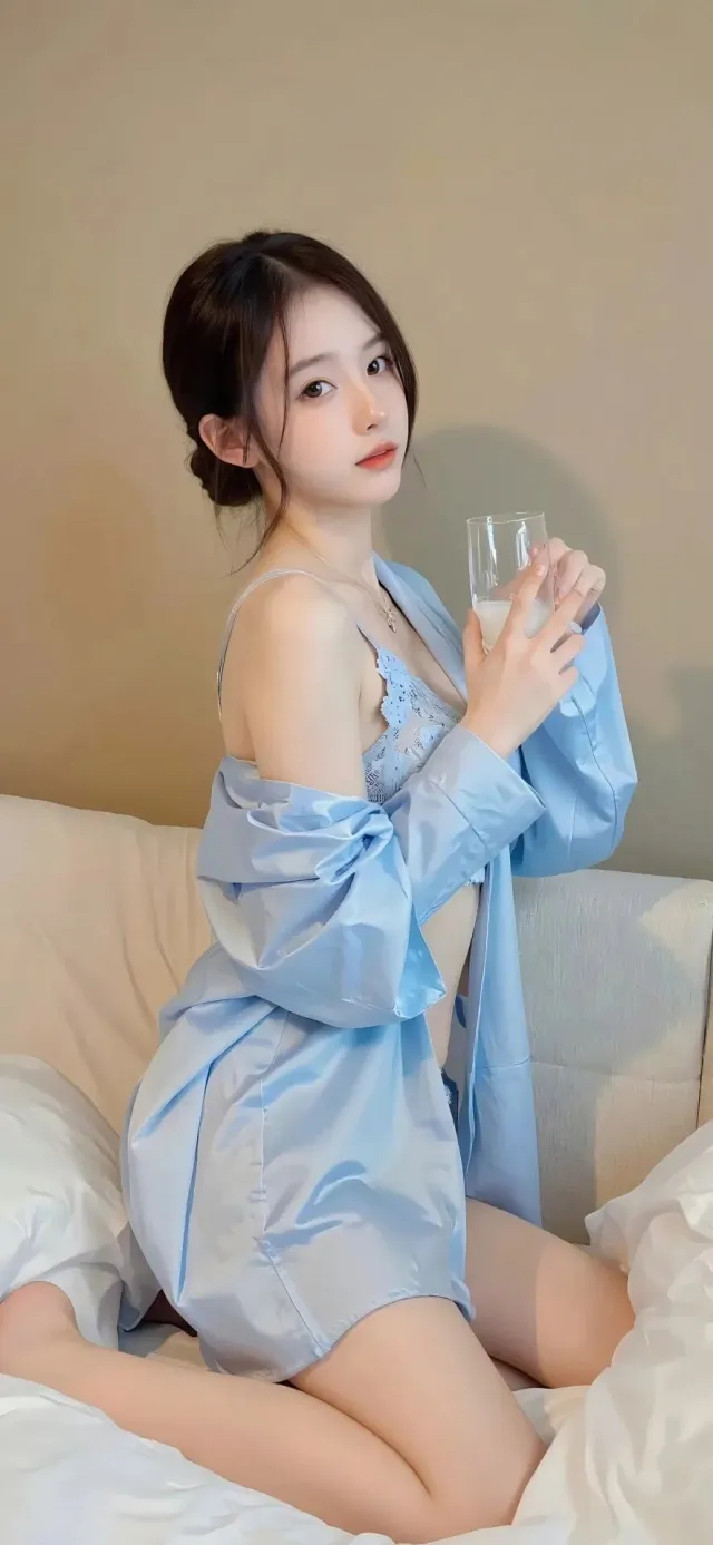 蓝调睡衣少女手持牛奶杯床边写真手机壁纸